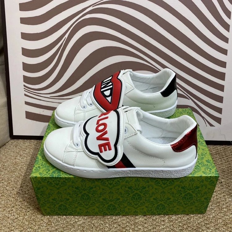 Gucci kisses red lips in white shoes | Suyperbuy Spreadsheet