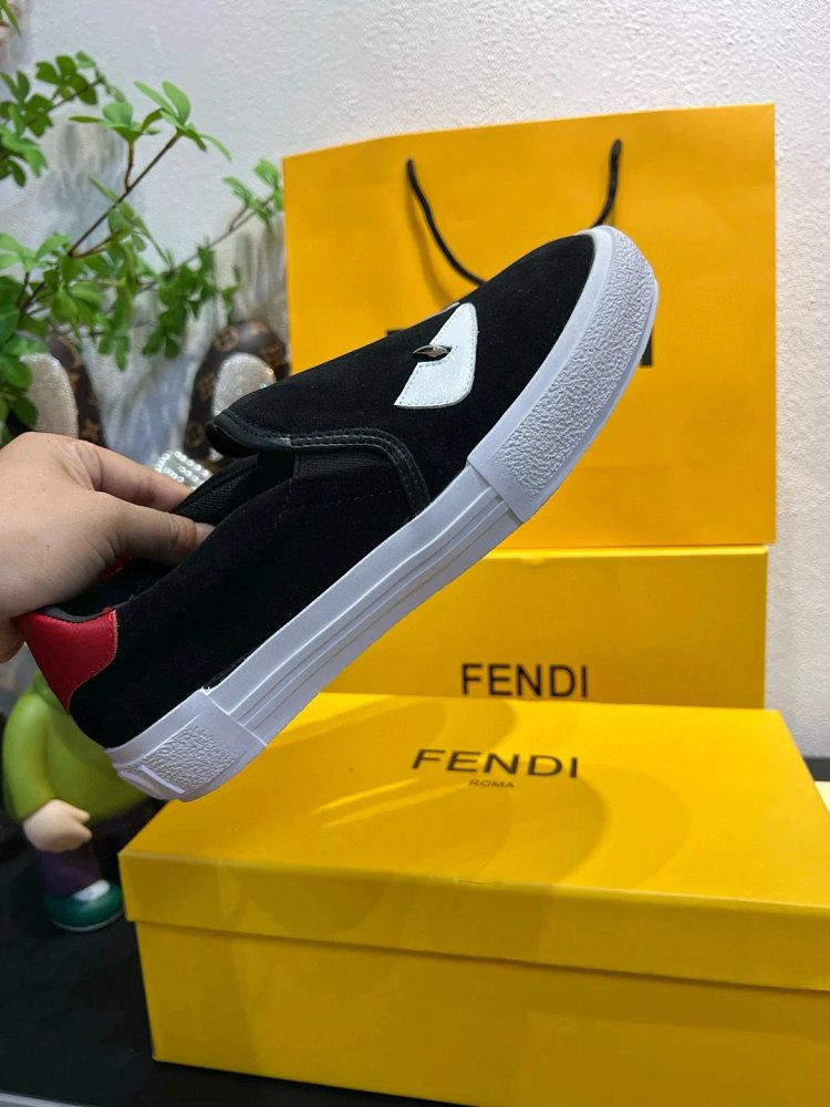 Fendi Monster stomps on board shoes with one foot | Suyperbuy Spreadsheet