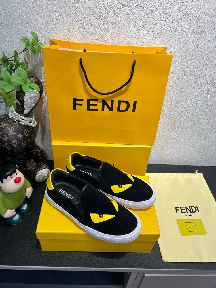 Fendi Monster stomps on board shoes with one foot | Suyperbuy Spreadsheet