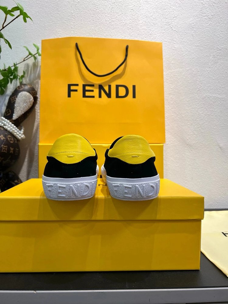 Fendi Monster stomps on board shoes with one foot | Suyperbuy Spreadsheet