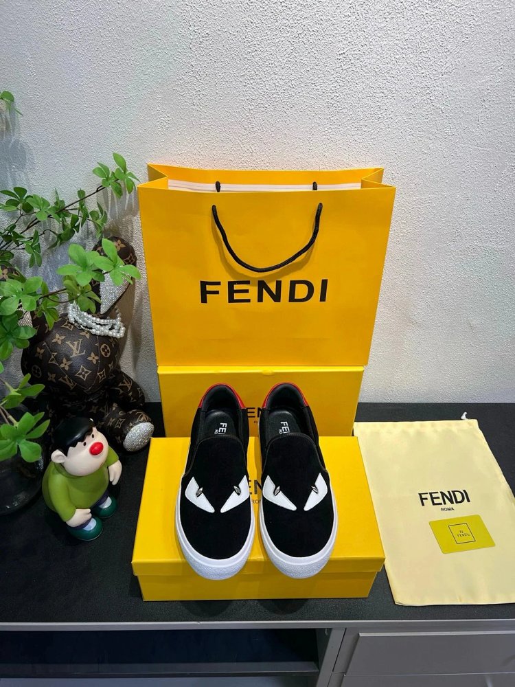 Fendi Monster stomps on board shoes with one foot | Suyperbuy Spreadsheet